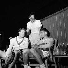 Lidingövägen 75, Kungliga Tennishallen. Lennart Bergelin i sällskap med den amerikanske spelaren Herbert Flam under AIK:s internationella klubbmästerskap