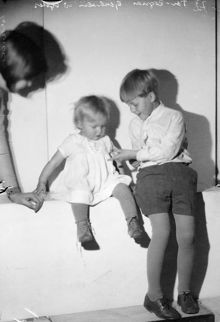 Porträtt av Tor Ragnar Gerholm tillsammans med sin syster