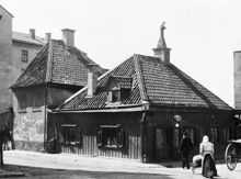 Bondegatan 32 (nuv. 52) vid hörnet av Renstiernas Gata t.v